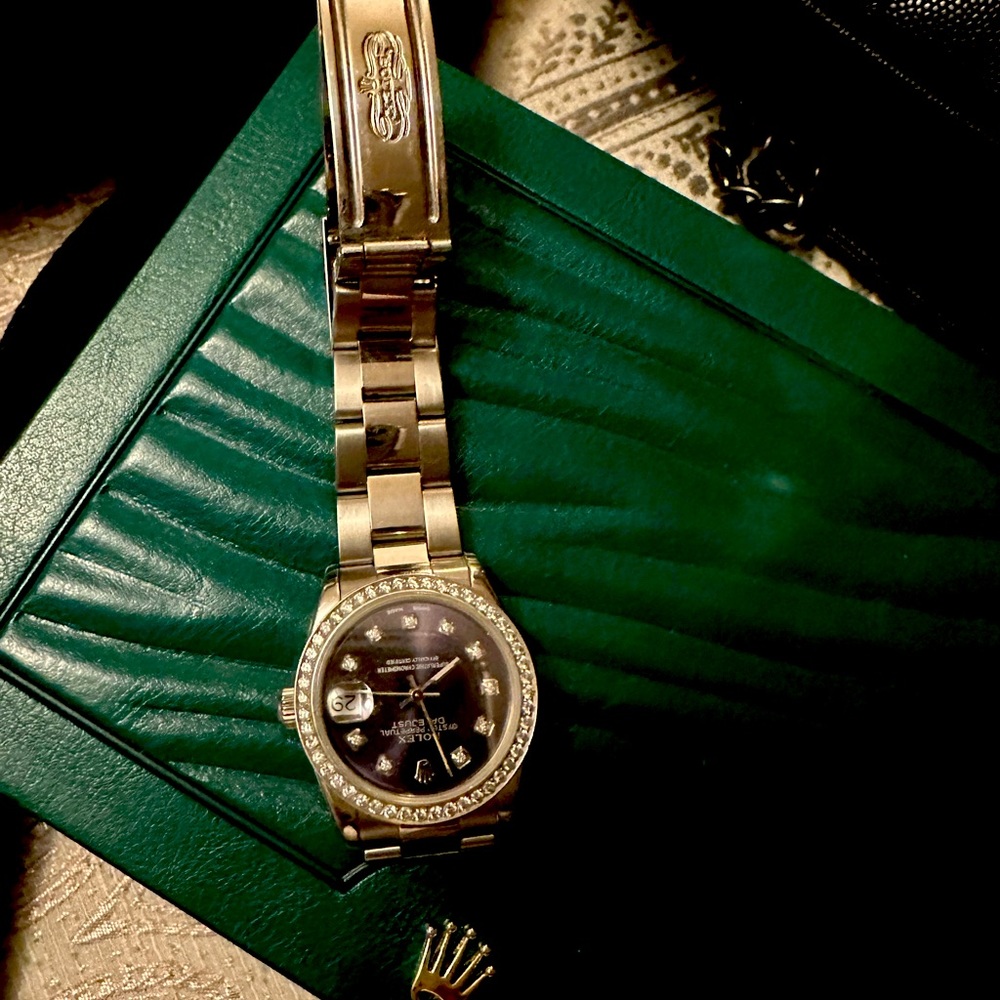 Beautiful and elegant Rolex watch can dress it up or dress it down